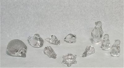 לוט עשרה בעלי חיים מזכוכית שקופה. שלושה פינגווינים, שתי ארנבות, צב, חילזון, צפרדע, ברוז וקיפוד. 