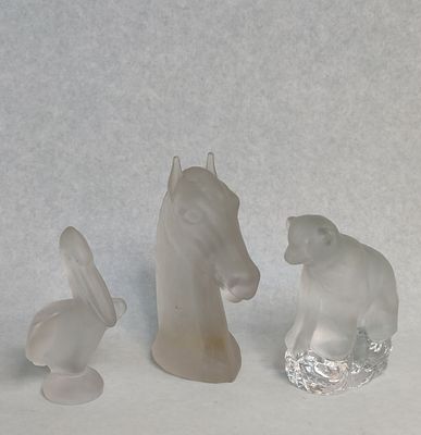 לוט - שלושה בעלי חיים מזכוכית חלבית. אחד של יצרנית הזכוכית האיכותית השבדית הנודעת - REIJMYRE - 