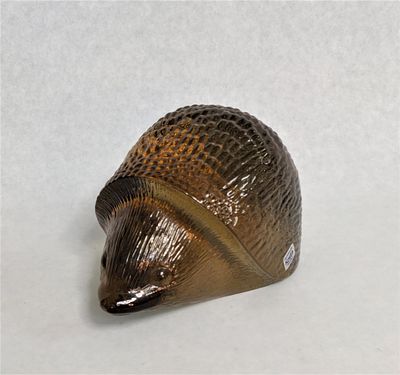 יצירת אמנות מזכוכית צבעונית מרהיבה, של האמן השבדי פול הוף . קיפוד - הפריט הוא מסידרת בעלי 