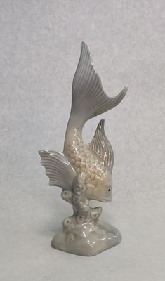 פריט פורצלן נדיר. דג צולל אל הקרקעית. הפורצלן הצבוע והמזוגג הוא של האמן MIQUEL REQUENA 