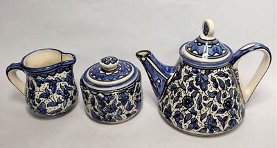 לוט - שלושה כלי קרמיקה של "קרנת", בסגנון ארמני, מצויירים במוטיבים של עלים ופרחים. קנקן למים 