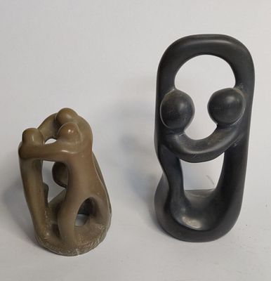 לוט - שני פסלי אבן, מאבנים טובות גולמיות. בפסלון אחד זוג רוקד ובאחר שלושה גברים מסתודדים. 