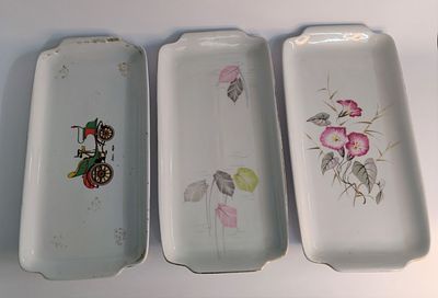 לאספנים או כפריט שימושי. לוט - שלושה מגשי הגשה מלבניים, מעוטרים מאוד, תוצרת חברת "נעמן". 