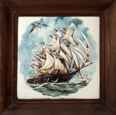 אמן לא מזוהה. הדפס על פח, חתום. ספינת מפרש בים. ממוסגר. מידות: 30X30 ס"מ.