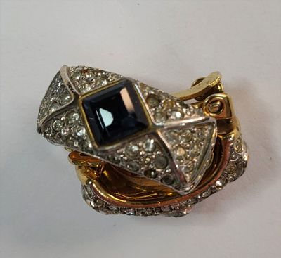 צמד עגילי קליפס יפיפיים. העגילים מצופי זהב, משובצים באבני זירקוניה ובאבני טופז כחולים, במרכז 