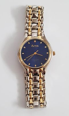 שעון יפיפה. Activa תוצרת Japan Corporation לוח כחול לאפיס. בשני גוונים: זהב וכסף. רצועת מתכת. 