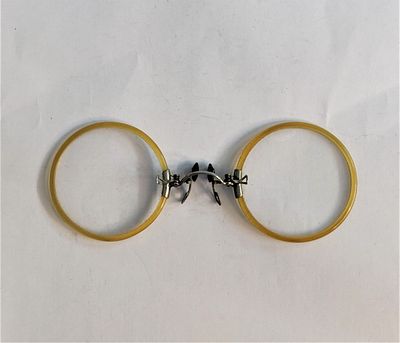 לוט משקפי מצבט שוויצריים - משקפי מצבט רבי שנים ביותר. ללא זרועות, נאחזים בגשר האף. אורך - 11 