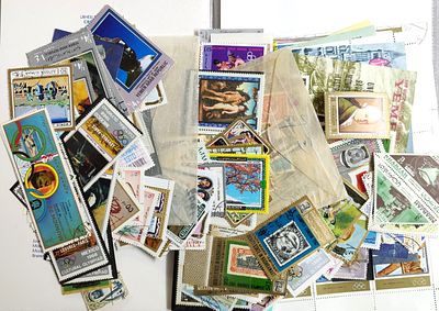 לוט גדול של בולי מדינות ערביות ובהן דובאי, האמירויות, לבנון, ירדן ועוד. בלוט מאות בולים + 