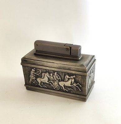 מצת שולחני גרמני. עשוי פיוטר 92%. לא במצב עבודה. יש תבליטים יפיפיים בארבעת צדדיו. מבני מלבני. 