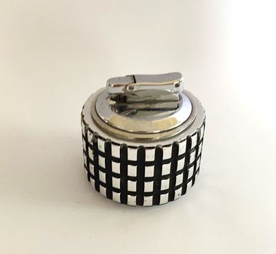 מצת שולחני גרמני. עיצוב יפיפה של ריבועים מוכספים וביניהם עיטור שחור. לא במצב עבודה. קוטר: 6 