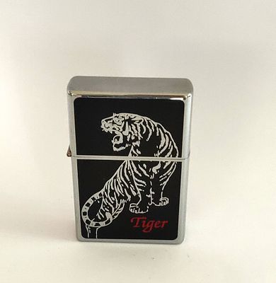 מצת שולחני בעיצוב "זיפו" (לא זיפו) ZEPPO במצב עבודה. מכונה "ענק" GIANT, עם עיצוב טיגריס בחזית. 