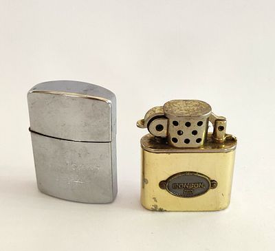 לוט שני מצתי כיס "רונסון" RONSON. אחד מוכסף השני מוזהב. מידות כסוף: 6X3.2 ס"מ. השני: 5X3.5 ס"מ. 