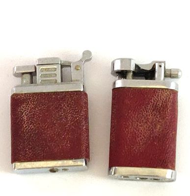 לוט שני מצתי כיס. אחד במצב עבודה. מחופים בדמוי עור חום. נאים ביותר. עיצוב של פעם. מידות: 