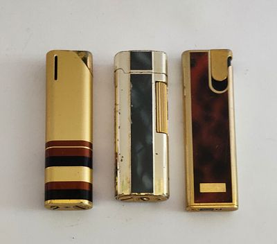 לוט שלושה מצתי כיס מוארכים. שניים אלקטרוניים במצב עבודה. המצת עם האבן, ללא ניצוץ. אורך: 7.5 