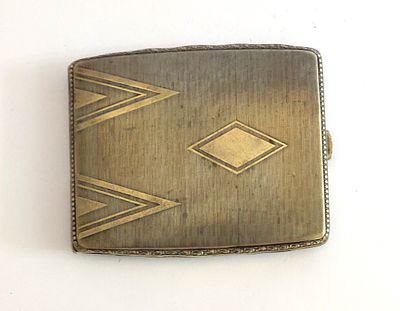 קופסת סיגריות אלפקה, עיצוב אר-דקו. וינטג' ישן נושן. עם מדליון לראשי תיבות. יפיפייה ואלגנטית. 