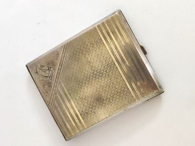 קופסת סיגריות אלפקה, עיצוב אר-דקו. וינטג' ישן נושן. יש מדליון עם ראשי תיבות. יפיפייה ואלגנטית. 