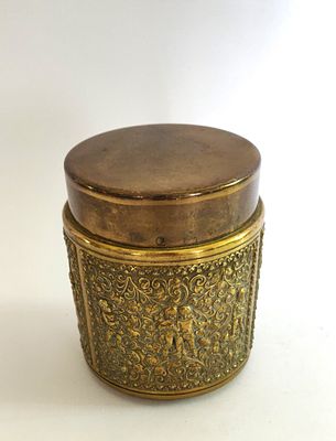 קופסת סיגריות ERHARD תוצרת גרמניה. וינטג' ישנה נושנה. גלילית. כשמרימים את המכסה סט הסיגריות 