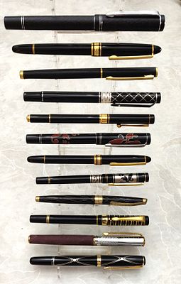 לוט גדול של עטים נובעים מרהיבים. חדשים, לא היו בשימוש. תוצרת סין, עם מעמד הפרספקס המקורי. 