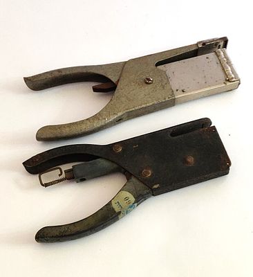 לוט ציוד משרדי. "שדכני" וינטג' ישנים נושנים, במצב טוב. משנות ה-50-60 של המאה הקודמת. אחד תוצרת 