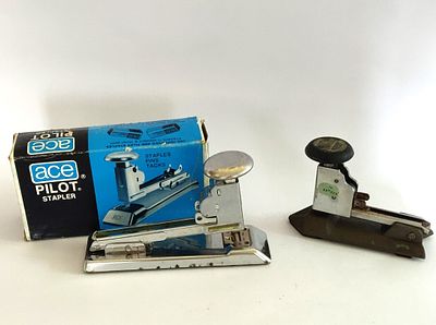 לוט שני "שדכני" סיכות ניצבים אמריקאים PILOT ו-ARROW אחד עם האריזה המקורית. השני עם בול מס קניה.