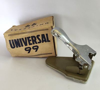 מחורר מסמכים וינטג' בן כ-40 שנה UNIVERSAL 99 באריזה המקורית. במצב טוב, אף שהיה בשימוש.
