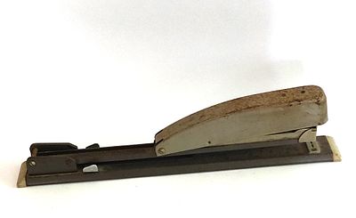 "שדכן" נדיר בעיצובו. ישן נושן. יחודי לכל אוסף. אורך: 35 ס"מ.