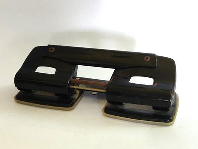 מחורר נייר. וינטג' ישן נושן. שני מחוררים מחוברים, כדי לחורר ארבעה חורים בו זמנית. תוצרת LEITZ 