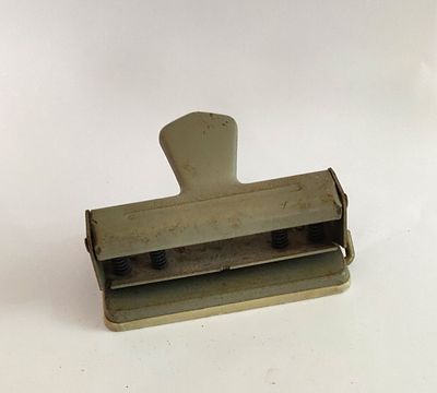 מחורר נייר. וינטג' ישן נושן. לחורר ארבעה חורים בו זמנית. פריט וינטג' יוצא מהכלל. תוצרת OJOP השבדית.