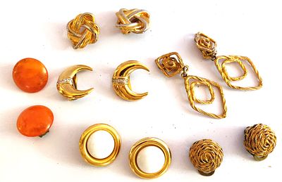 לוט שישה עגילי וינטג' נאים ביותר. כולם קליפס.