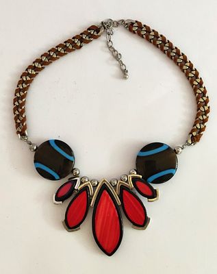 ענק יחודי בעיצוב. רב נוכחות. עיצוב לא שיגרתי, למרות גילו. פריט וינטג' ראוי. אורך: 50 ס"מ כשפתוח 