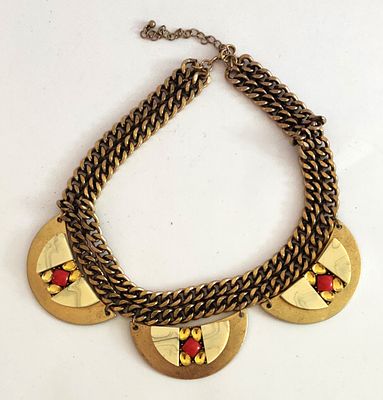 ענק יחודי בעיצוב. רב נוכחות. עיצוב לא שיגרתי, למרות גילו. פריט וינטג' ראוי. אורך על הצוואר: 47 ס"מ.