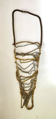 ענק יחודי בעיצוב. רב נוכחות. עיצוב לא שיגרתי, למרות גילו. פריט וינטג' ראוי. אורך על הצוואר: 44 ס"מ.