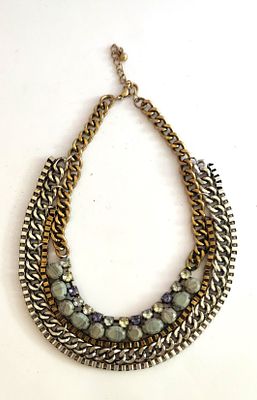 ענק יחודי בעיצוב. רב נוכחות. עיצוב לא שיגרתי, למרות גילו. פריט וינטג' ראוי. אורך על הצוואר: 48 ס"מ.