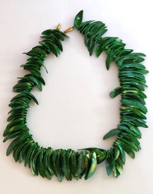 ענק יחודי בעיצוב. רב נוכחות. עיצוב לא שיגרתי, למרות גילו. פריט וינטג' ראוי. אורך על הצוואר: 48 ס"מ.