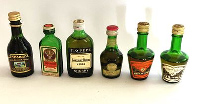 לוט בקבוקוני אלכוהול מיניאטוריים. ליקרים. כל הבקבוקונים בני 60 שנה. כולם סגורים לגמרי, להוציא 