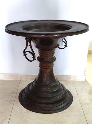 "תנור" עות'מאני (מחתה, מתקן נייד המכיל גחלים ומשמש לחימום וצלייה) ישן נושן משלהי המאה ה-19. 