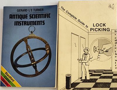 לוט שני ספרים יחודיים. אמנות פריצת מנעולים ו-מכשירים מדעיים עתיקים. שניהם באנגלית. ANTIQUE 