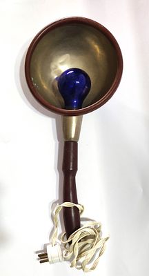 מנורה כחולה. עובדת. פריט ששימש בשנים רחוקות להקלה וריפוי של חוליים וכאבים שונים. "כובע" 