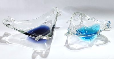 לוט - שני כלי הגשה ונוי וינטג', מקריסטל צבוע בגווני כחול ותכלת. אורך התכלת: 21X22 ס"מ. השני: 