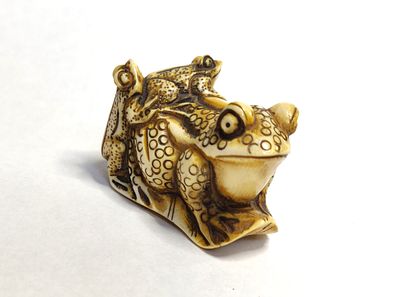 יפן. פסל נצקה יפני ישן נושן עד עתיק. עשוי מחומר אורגני. צפרדע/קרפדה גדולה ושניים/שתיים קטנות על 