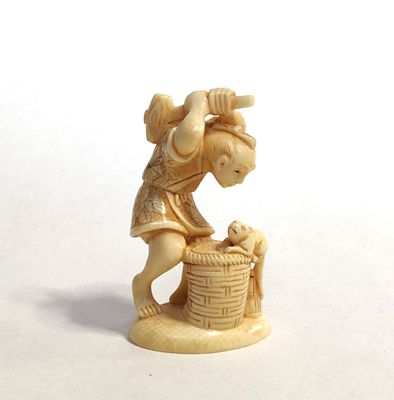 יפן. פסלון נצקה יפני יוצא מהכלל. חרש ברזל, או בעל מלאכה אחר, עם כלי עבודה מאסיבי על גבו. לרגליו 