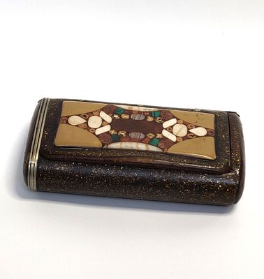 קופסת תכשיטים רבת שנים ביותר. עשויה מעץ והמכסה משובץ בקישוט של אבני חן צבעוניות, בגוונים שונים 