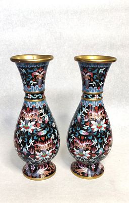 זוג אגרטלי קלאוזונה מקושטים ביותר, במלאכת מחשבת צבעונית מעודנת. שני פריטים "עושי חלל". הקישוטים 