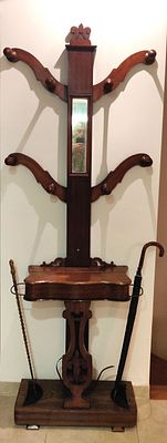 רהיט עתיק יפיפה/ מתלה כניסה (hall stand) מעץ מהגוני, ככל הנראה מהתקופה הוויקטוריאנית. כולל ארבע 