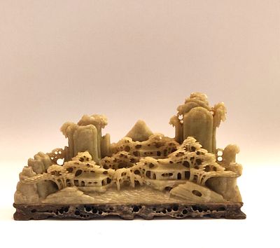 סין. "אבן סבון" SOAP STONE פסלון מרהיב של סצנת נוף מורכבת, על בסיס בגוון שונה. מיוחס למפנה 
