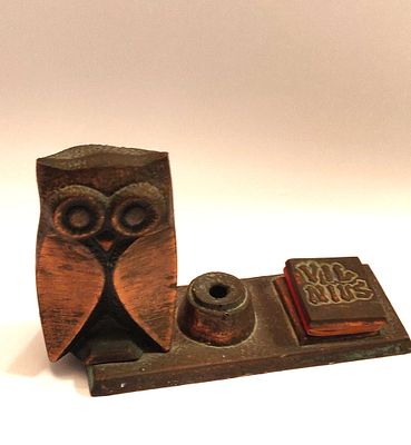 סט שולחני, מכבד וחור לכלי כתיבה, מלפני מחצית המאה ה-20 מליטא, מהעידן הסובייטי של ברית המועצות. 