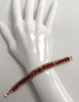 צמיד מלכותי עם שילוב של דמויי יהלומים ו-26 דמויי אבני רובי. אורך: 19 ס"מ. לא היה בשימוש.