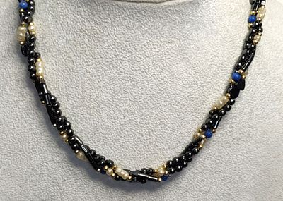 שרשרת או ענק, משולב פנינים אמיתיות עם אבן דמויית אוניקס וכדורי גולדפילד. אורך: 45 ס"מ. וינטג' 