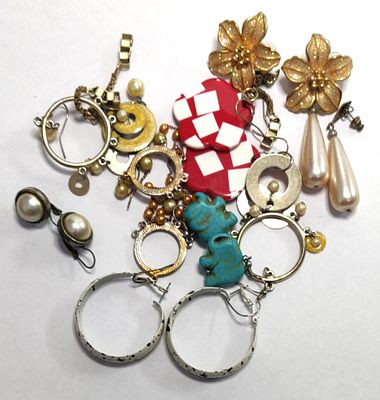 לוט תשעה זוגות של עגילים בסגנונות מגוונים. כולם נסגרים בחור באוזן. וינטג' יוצא מהכלל.