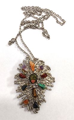 ענק/שרשרת עם תליון היכול לשמש גם כסיכה. מעוטר באבני חן חצי יקרות. מרובות צבעים. תוצרת ישראל. 